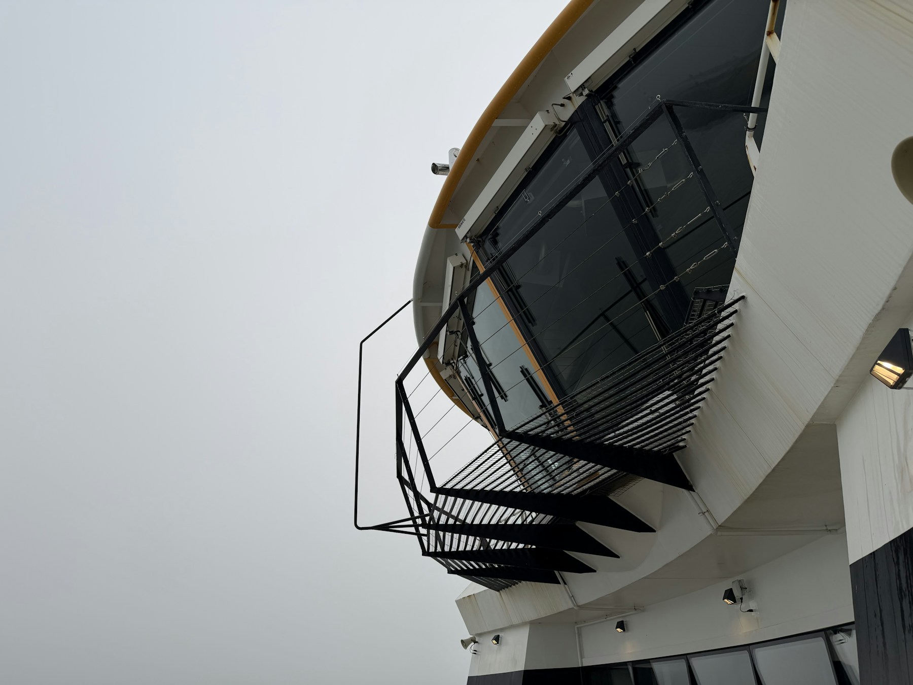 Ferrybrug met ramen en trappen, gefotografeerd door Robin van Holst